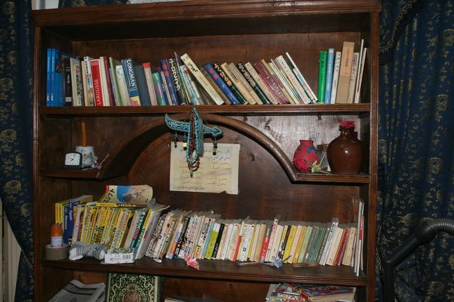 ペンションには日本人旅行者が多いらしく<br />日本の本屋や漫画がおいてありました