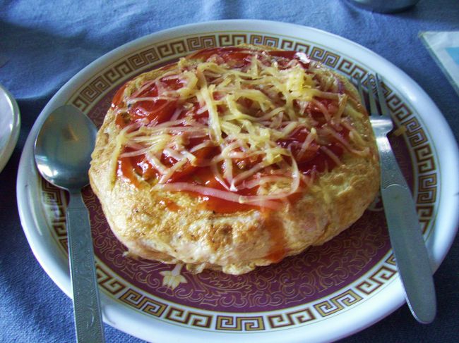 <br />オムライス。<br />おいしかった〜！<br /><br />でも量がものすごく多い！