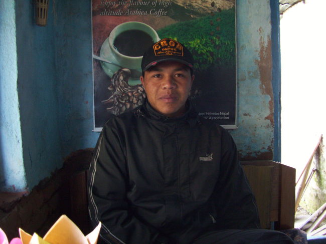 <br />今回宿泊したホテルの人。<br /><br />朝日の場所に連れていってくれたり、<br />夜は宿泊客私だけだったから色々と話ました。<br />そしてとっても頼りになる人。<br /><br />彼からネパールの現状など聞いて考えさせられたな。<br />