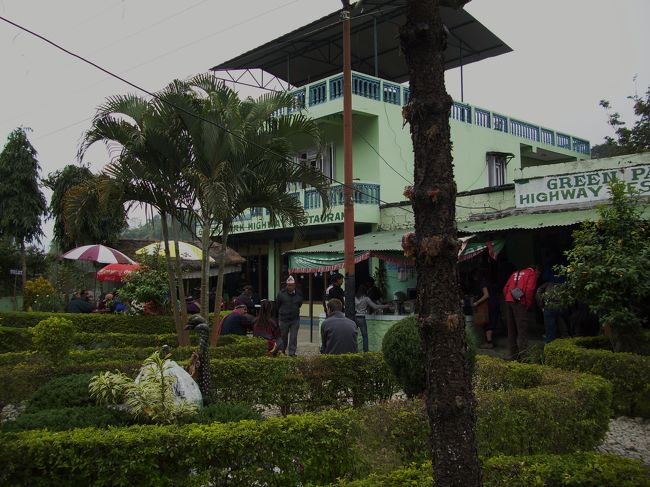 <br />ポカラに行く途中の休憩所。<br /><br />そーいえばネパールではバスが停まる場所には必ず<br />トイレがあってよかったな。