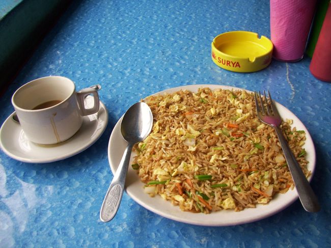 <br />毎回　海外で長距離バスを利用すると<br />バスが何分出発するかわからず、ゆっくり<br />休めないな〜。<br /><br />この時も周りの乗客達とテキトーな感じでバス集合。