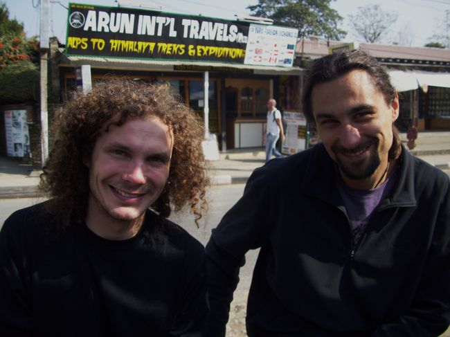 <br />ポカラに着いて翌日。<br /><br />何気に散歩でたらインドからネパールに行く<br />ツアーバス一緒だった人に偶然にも再会。<br />この人たちはカトマンズでも同じホテルでよくカトマンズのホテルの屋上で話してた。<br />ポカラでも再会できて本当うれしかった〜！<br /><br />ちなみにネパール入国し宿泊したホテルで右側の彼と同じ部屋に振り分けられたのでした…。<br /><br />