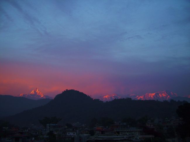 <br />夕日に染まったヒマラヤ山脈。