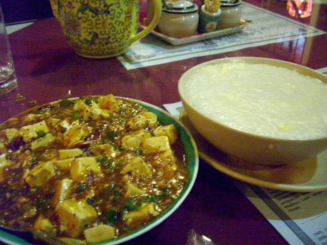 <br />ちょっと体調おかしくなってきたので<br />アッサリした物を…。<br /><br />お粥とマーボー豆腐。<br /><br />でもやっぱり半分以上残してしまいました。