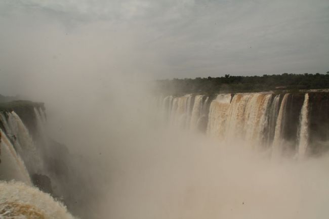 イグアスの滝アルゼンチン側、<br />をいちばん上の展望スポットから見下ろした。