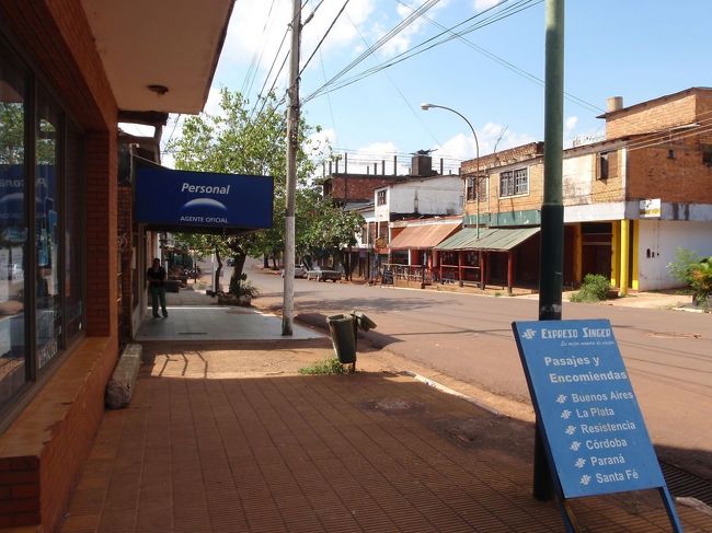 イグアスの滝アルゼンチン側、<br />の観光拠点プエルト・イグアスの街中。<br /><br />ブラジル側の町フォト・ド・イグアスと比べると、寂れた小さな町（そのぶん宿代、飯代が安い）<br />