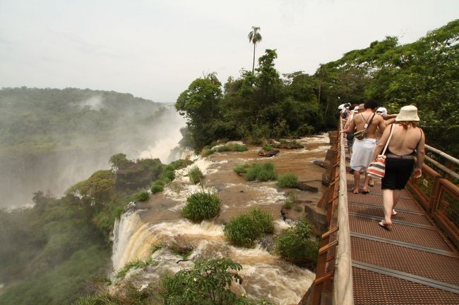 イグアスの滝アルゼンチン側、<br />の観光歩道。<br /><br />何もこんな滝のそばに作らなくても、と言うくらい滝のすぐそばを眺めることができる。