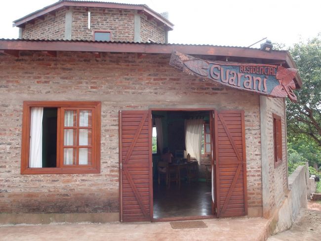 プエルト・イグアスで泊まった宿「Residencial Guarani」の外観。<br /><br />4ベッドルームで一泊30ドル。室内にエアコンとファン、ホットシャワーにトイレあり。朝食付き。<br /><br />この宿のはす向かいに、一泊8ドルくらいのバックパッカードミトリーあり。<br /><br />内観をyoutubeにアップ済み。<br />http://www.youtube.com/watch?v=xdqr-DS0Prw<br />