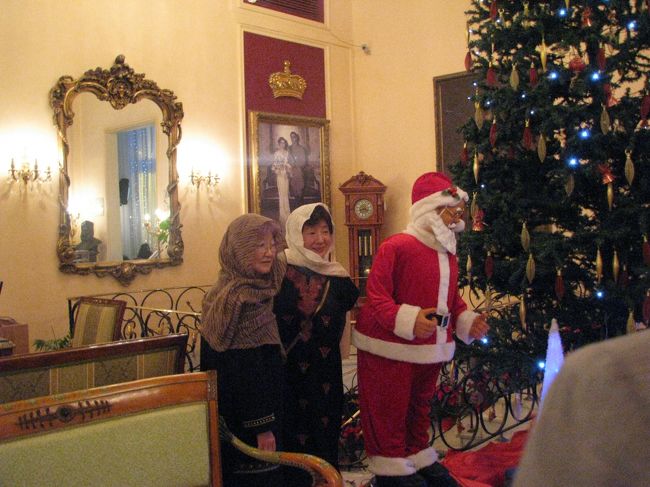 我々ツアーの仲間も民族衣装でごきげん。