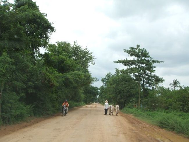 シソポンからの道はこんな感じ。