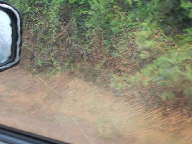 水しぶきを上げなら、走る！　ちなみに車は４WD。