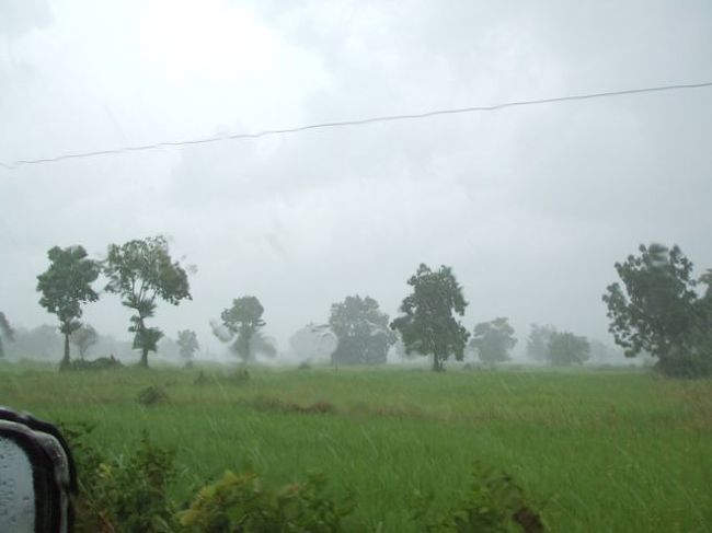 雨が上がって来た。こんな感じの平坦な景色が、ずっと続く。