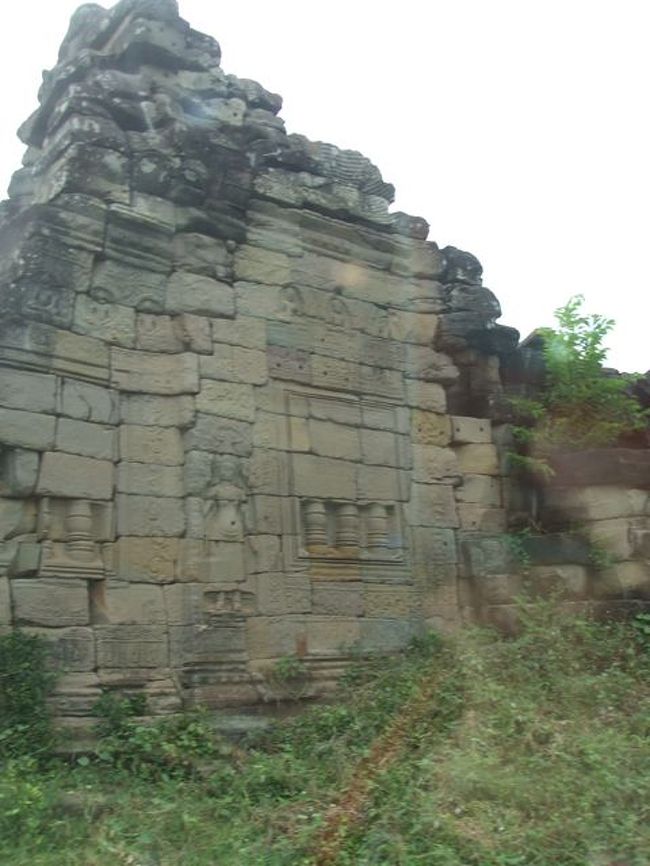 入ってすぐのゲートの一部。この先でお金を払う。１人１０ドルだったか。。。ちょっと高いけど、修復のために使ってくれれば。（ちなみにカンボジア人は無料）