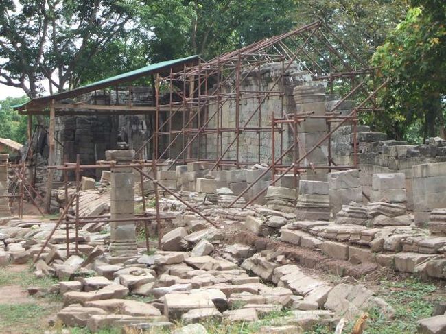 修復中。２年前くらいに初めて行った時とは、全く違う景色。すぐ近くまであった『地雷危険』のサインももうない＝地雷撤去済み。