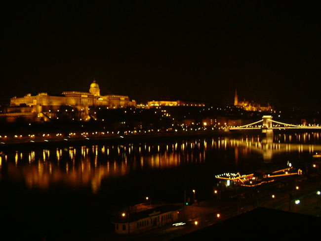 夜中にブダペストに到着し、マリオット・ホテルのお城ビュールームに入って見た景色がこれ。<br /><br />絶景でございました。<br /><br />