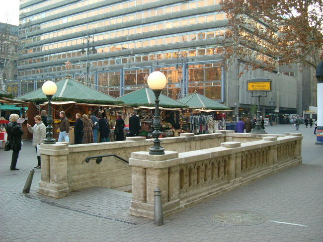 近くのヴィシュマルティ・テール駅の入り口から地下鉄に入ったものの、券売機が見つからず、そのまま地下鉄構内をさまよい歩き、どうやらデアーク・テールまで行ってしまったようで、エスカレータを上がったとたん、検察に捕まった。<br /><br />どう説明しても無駄。<br />罰金５ユーロくらい取られた。<br /><br />ブダペストの検察、手強し。エスカレータを昇るときは切符確認。たぶん、無くしても罰金だと思う。