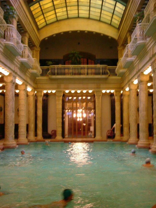 ハンガリーの目的、ゲッレールト温泉。<br /><br />バスタオルを持って、トロリーでゲッレールトへ。<br />玄関を入ると、チケット売場が左右にあった。向かって右が外国人・一見さん用。左が温泉治療をしている人用で、左に並んでいるのはほとんど現地の人だ。 <br />女風呂の入り口で、係のおばちゃんに個室ロッカーの鍵を渡された。 <br />ハンガリーは日本と同じく全裸で入るものだが、私は脱いでも自信がないので、個室のなかで水着に着替えた（観光客はたいてい水着を着てた）。 <br />いよいよ温泉へ。 <br />風呂というより、プールのような大きな湯船が左右にあった。真ん中の通路の脇には、休憩スペースの長椅子がある。 <br />湯温は左が３６度と右が３８度。はっきり言ってぬるい。 <br />３８度のほうに浸かる。 <br />初めはぬるくて湯船から出られなかった。 <br />だが、１時間も浸かっていると、アルファ波でも出てるのか、とても気持ち良くなった。<br />もう一度行きたい。<br /><br />写真は併設のプール。<br />冷たいです。