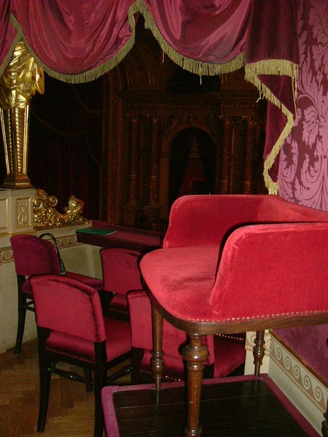 国立劇場でオペラを聴きました。<br />演目は「ラ・ボエーム」。ハンガリー語なのでまったくわからなかった。けれども、雰囲気は良かった。<br />正装率高し。<br />同じ個室だったご夫婦は、夫人がイブニングドレスでご主人がタキシードだった。<br /><br />終演が夜中なので交通機関を危惧したものの、みなさん地下鉄の駅にまっすぐ向かっているので、人が途切れないうちに一緒に駅へ入った。<br />そのまま何ごともなく地下鉄で帰宅できた。<br /><br />タクシーは掴まえにくいので、人の流れが途切れないうちに、公共機関で帰ったほうがいいみたい。<br />