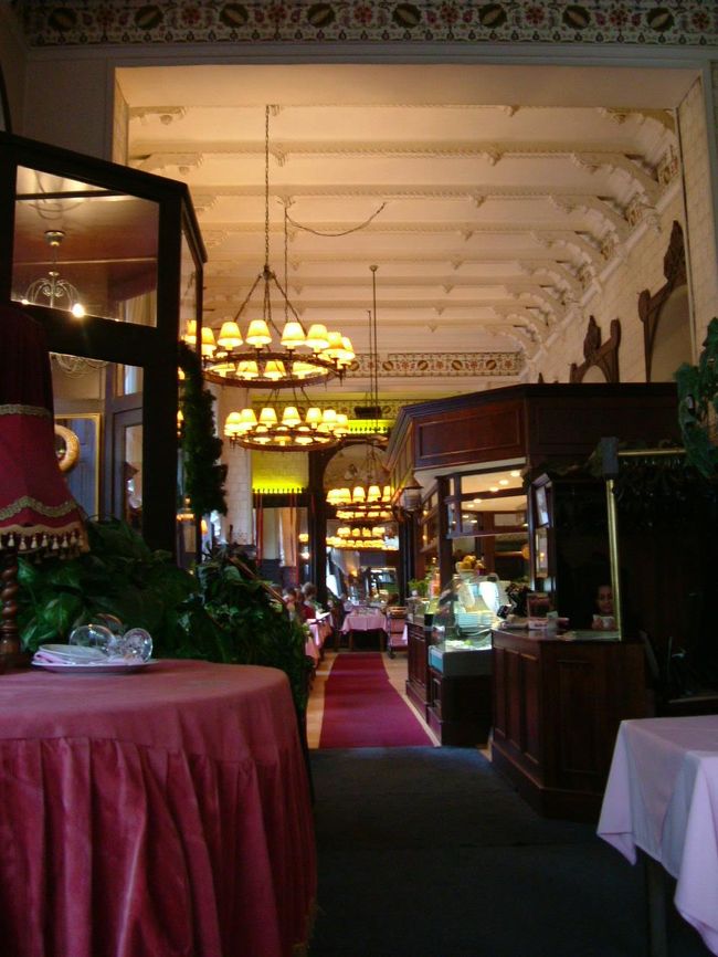 ハンガリーは食事が美味しくないと当時言われていたので（今はわかりません）、現地駐在の方のＨＰで紹介されていた「MUSEUM　KAVEHAZ」でランチ。<br /><br />ビジネス・ランチのお客さんばかりであった。<br /><br />博物館の近く。