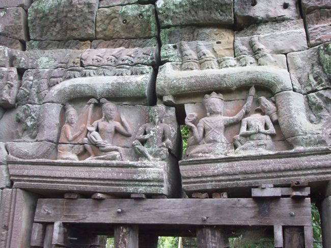 ゲートの上の彫刻。右端に注目。