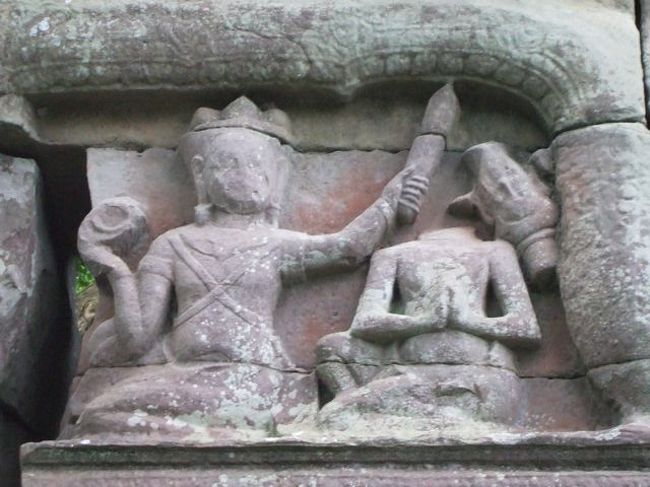 右端にこんな彫刻が。。。。え〜〜〜。