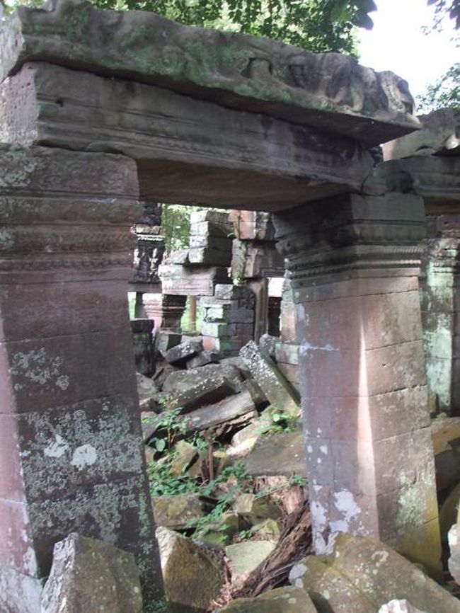 この柱は頑丈だったのか、そのまま残っている。