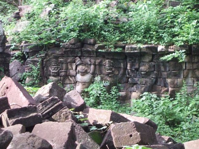 けなげに草／木を支えるガルーダ？が。。。