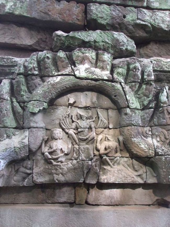 バンティアイ・チュマー遺跡は仏教寺院。その後に入って来たヒンドゥー教などによって一部破壊された時、重要な仏陀の部分などを削り取っている。