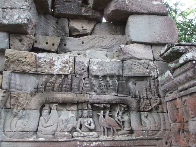 回廊の上のレリーフ。