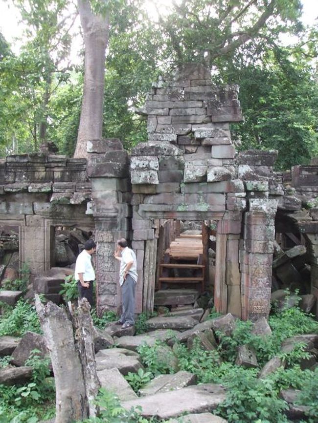 ここが入り口のように修復してあった。