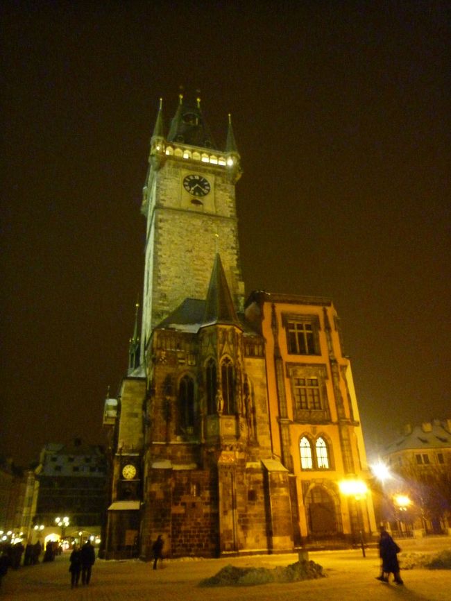 夜は市民会館でのコンサートを予約していましたが、少し早く着きすぎたので旧市街広場の夜景を楽しみました。<br />