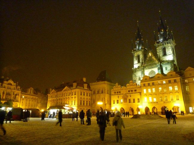 寒いうえに雪もちらついていましたが、旧市街広場周辺はまだまだ賑やかです。<br />どこからか弦楽器の音色も聞こえてきました。