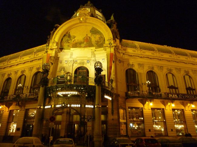 市民会館もライトアップ。