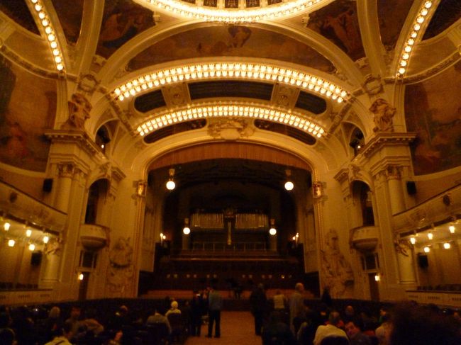 市民会館のスメタナ･ホールです。<br />この日の演目はヴィヴァルディの｢四季｣など。<br />割とガラガラでしたが、なかなか良かったです。