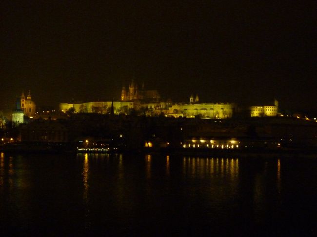 コンサート後はカレル橋から夜のプラハ城を。<br />この景色が見たい！と思ったのがこの旅行のキッカケでした。