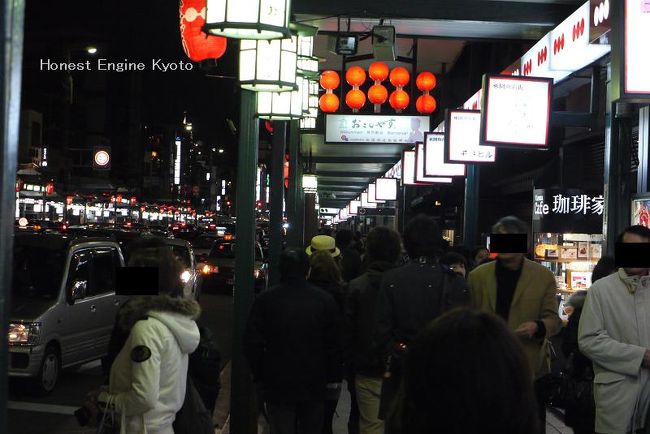 円山公園は四条大橋を東へ、八坂さんに向かって歩きます。