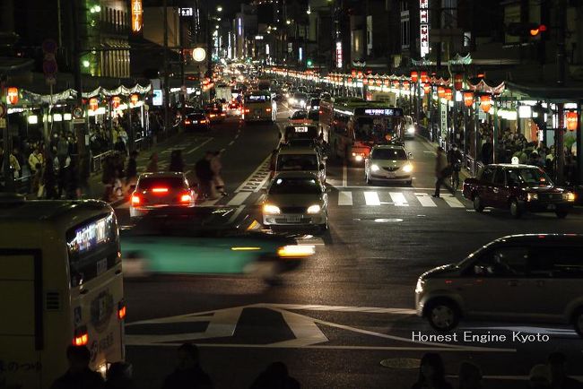 八坂さんの石段から四条通の西側を望む。