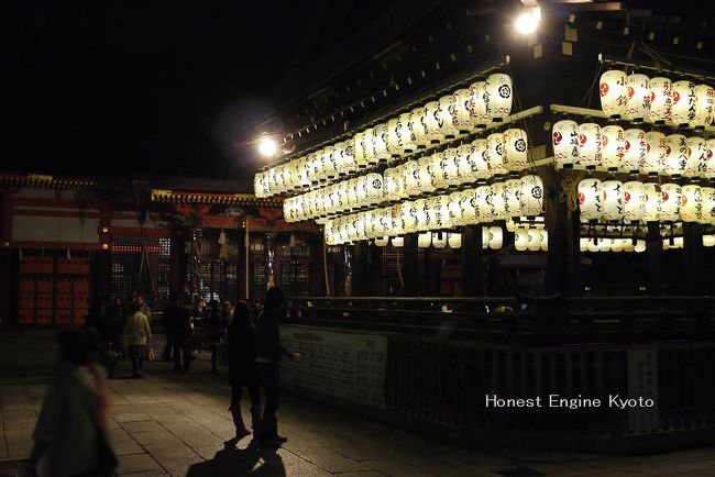 八坂さんの舞殿と本殿。