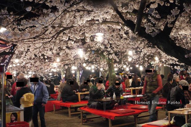 道の両脇にはたくさんの床机が置かれ、そこでお酒や言葉を交わして、楽しそうな人がたくさんいます。