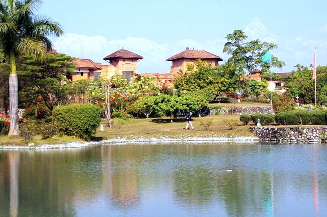 ポカラのホテルの庭からのヒマラヤ