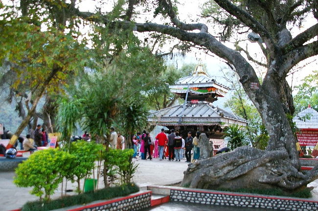 同　上<br />＊島内のバラヒ寺院<br />