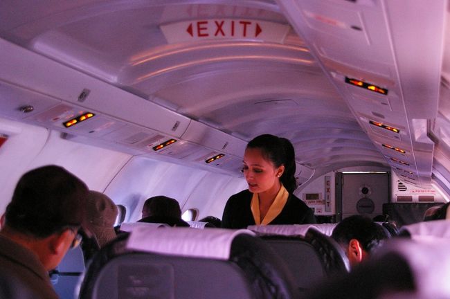 ヒマラヤ遊覧飛行機の機内<br />＊窓側の席のみ使用します<br />＊主に左側の席は行きに，右側の席は帰りにヒマラヤ連山を望めます<br />