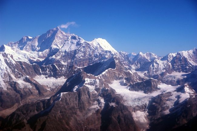 東側からエベレストに近づきます