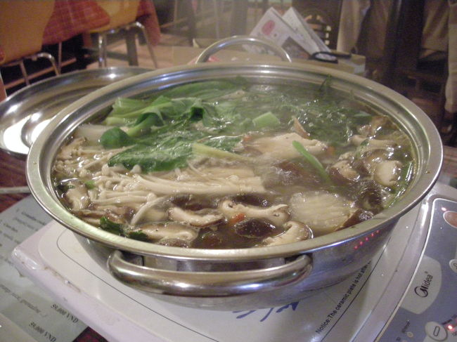 3日目の夕飯。<br />鍋。<br /><br />鶏肉と春菊みたいなのを<br />スープの中に入れたもの。<br /><br />温まります。