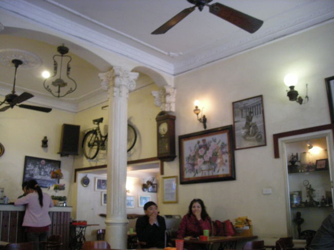 4日目、最終日の朝ごはんは<br />ホテルで食べずに近くの喫茶店へ。<br /><br />古い自転車へバイクが飾ってある<br />お洒落な喫茶店でした。