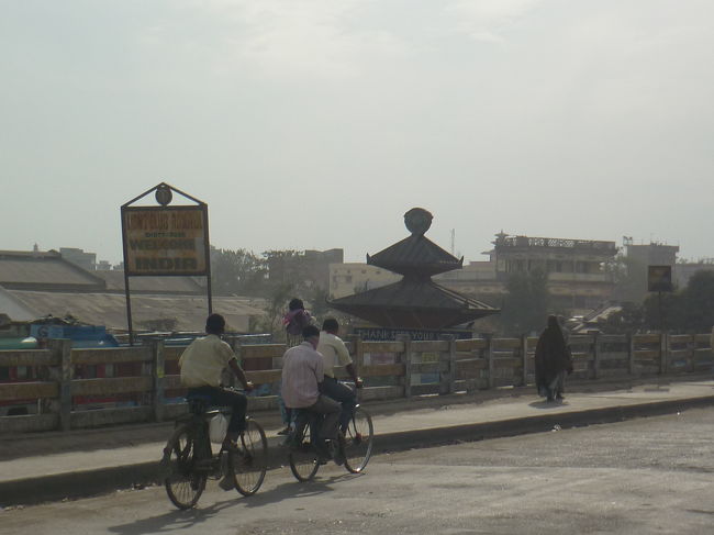 ネパールのビリガンという街から歩いてインドに入りました。<br />表紙はネパール側の国境のゲートです。<br /><br />この橋がインドとネパールの国境になります。<br /><br />ビリガンでバスを降りて約一時間位歩けばインドのラクソールという街に着きます。