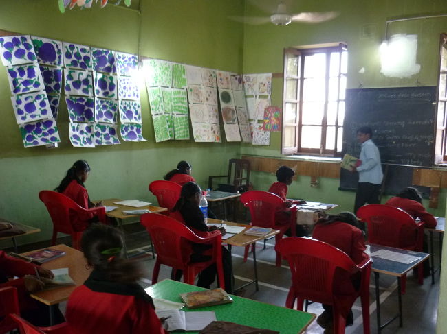 いくつかのクラスがあり、一生懸命勉強しています。<br /><br />自分は　これが一番大切な事だと、この旅に出て強く感じるようになりました。<br /><br />「無知の涙」は悲しいだけなので、いろんな事をしっかりと教えて未来を託したいですね。