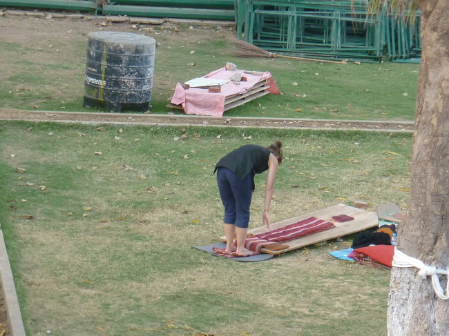 連続写真になりますが、欧米の人がこうしてPLAYしているのよく見かけます。