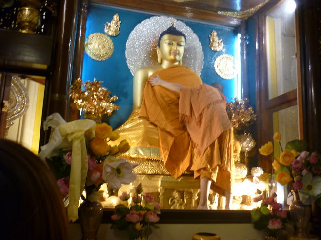 ブッダガヤー大塔内にこんな仏陀像がありました。<br /><br />ちょうど袈裟を変えている所です。<br /><br />う〜ん。色々な宗教を見てきましたが、今のトコ一番<br /><br />ピンときたのはイスラム教です。<br /><br />なぜ　そう感じたのか？<br /><br />今後のテーマにしたいです。<br /><br /><br /><br /><br />