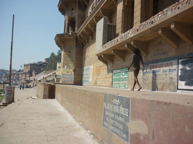 ブッダガヤーを後にして、列車で約４時間。<br /><br />ヒンドゥーの聖地バラナシへ向かいます。<br /><br />この写真は着いてすぐにガンガー（ガンジス川）沿いを歩いていた全裸の人です（笑）<br /><br />う〜む。また楽しくなってきた。